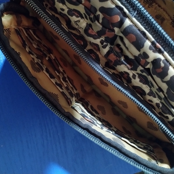 Lug trolley cb organizing crossbody bag with key fob, RFID and pockets! - Picture 9 of 16